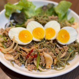 ยำบะหมี่อัลมอนเคลไข่ต้มหมูสับ