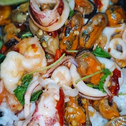 ข้าวกะเพราทะเล กุ้ง หอย หมึก จ้า