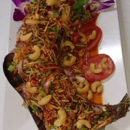 ปลาช่อนทอดยำ