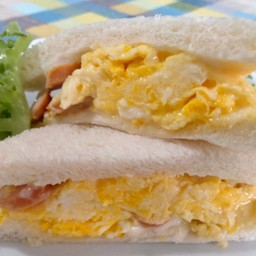 แซนวิชไข่ข้นไส้กรอก