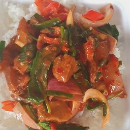 ข้าวผัดพริกเผาหมูกรอบ