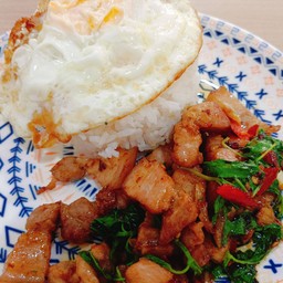 ข้าวกระเพราหมูสามชั้นทอด