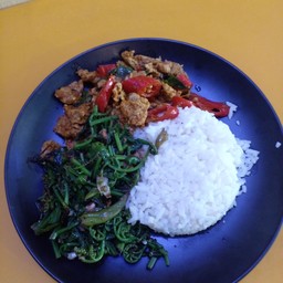 ข้าวผัดเครื่องแกงหมู ผัดผักกูด