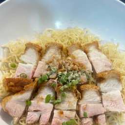 บะหมี่น้ำหมูกรอบ