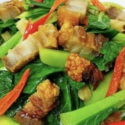 ผัดคะน้าหมูกรอบ