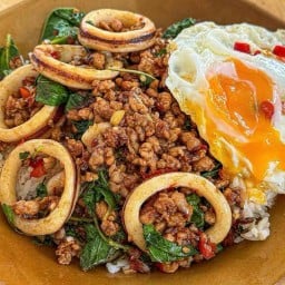 โครตกะเพรา กลางซอย