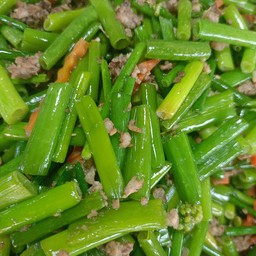 ผัดดอกหอมใส่หมูสับ