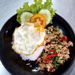 ผัดกะเพรา ราดข้าว