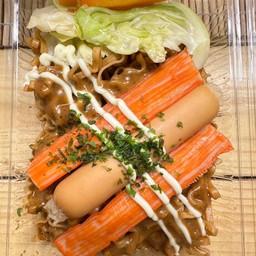 ยากิโซบะ ปูอัด+ไส้กรอกไก่