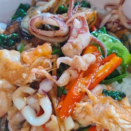 ผัดฉ่าทะเลราดข้าวจ้า