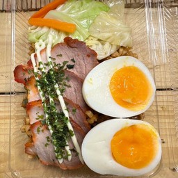 ยากิโซบะ หมูแดง+ไข่ต้ม