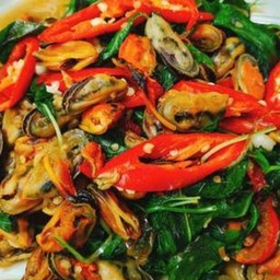 หอยแมงภู่ผัดโหระพา