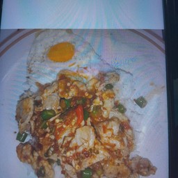 ข้าวหมูชิ้นคั่วพริกเกลือไข่ดาว