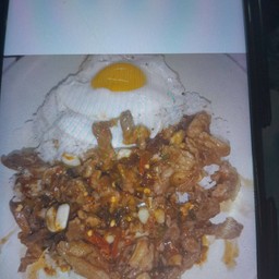 ข้าวเนื้อเสือคั่วพริกเกลือไข่ดาว