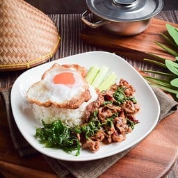 ข้าวกระเพราเนื้อน่องกรอบ