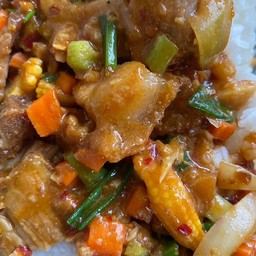 ข้าวพริกเผาหมูกรอบ