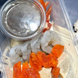 ยำกุ้งสดหมูยอไข่แดงเค็ม