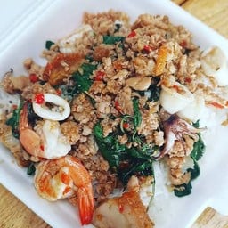 ข้าวราดกระเพรา หมู หมึก กุ้ง