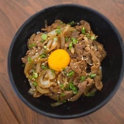 ข้าวหน้าเนื้อกับไข่สด