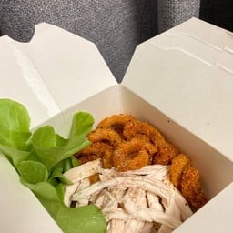 หมี่ไก่ฉีกหมูตุ้ย