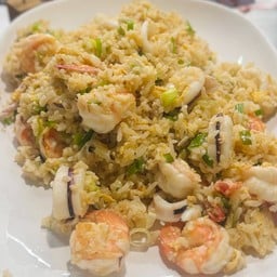 ข้าวผัดทะเลหรือเนื้อโคขุน