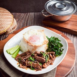 ข้าวกระเพราเนื้อชิ้น
