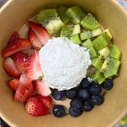 Greek yogurt 1 scoop Strawberry, Blueberry, Kiwi