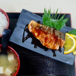 ชุดข้าวหน้าปลาแซลมอนย่างเทอริยากิ