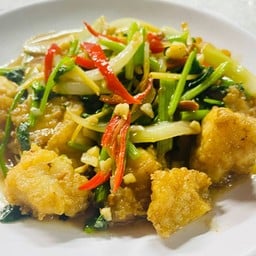 เนื้อปลาผัดขึ้นช่าย