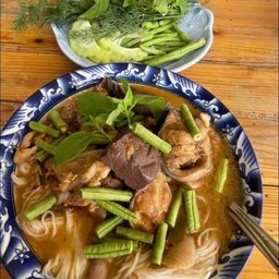 ขนมจีน กะทิ ปลาดุก ผักขนมจีนครบชุด