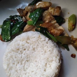 คะน้าหมูกรอบราดข้าว