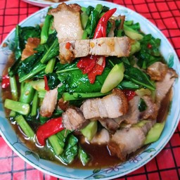 ผัดคะน้าหมูกรอบ