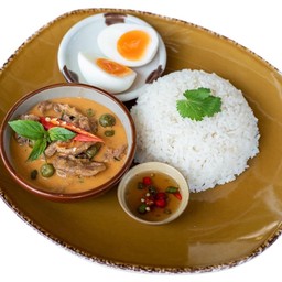 ข้าวพะแนงเนื้อไข่ยางมะตูม