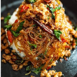 ข้าวผัดกระเพราวุ้นเส้นใส่หมูสับ