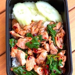 ข้าวกะเพราไก่ชิ้นผัดพริกแห้ง