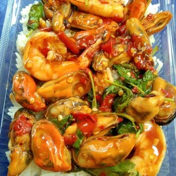 ผัดกระเพรา 2 ใจ ราดข้าว (กุ้ง และ หอยแมลงภู่) เน้นบวก ไข่ดาว 2 ใบ