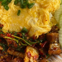 กระเพราหมูกรอบไข่ลาวา