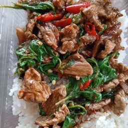 ข้าวราดกระเพราเนื้อ