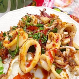 ข้าวราดกระเพราทะเล หมึกกุ้ง