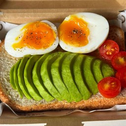 ขนมปังอโวคาโดไข่ต้มยางมะตูม