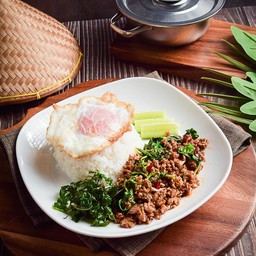 ข้าวกระเพราเนื้อสับคั่วพริกแห้ง