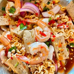 ยำมาม่า กุ้งสุก หมูยอ