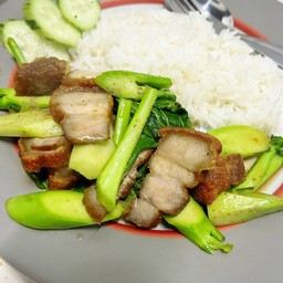 ผัดคะน้าหมูกรอบ