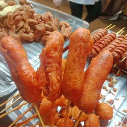 ไส้กรอกแดงชุบแป้งกรอบ 3 ไม้ 20 บาท