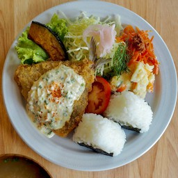 Aji fried onigiri plate