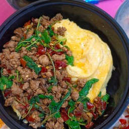 ข้าวไข่ข้นกระเพราหมูสับพริกแห้ง