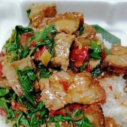 กระเพราหมูกรอบ