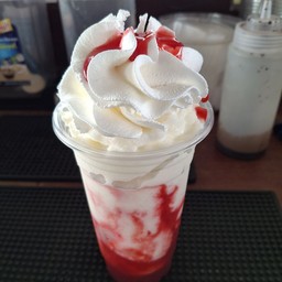 สตอเบอรี่โยเกิร์ตวิปครีม