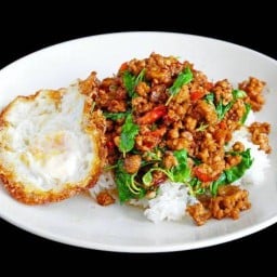 ต้น-ปอลล์ อาหารตามสั่งและก๋วยเตี๋ยว - บ่อยาง เริ่มต้น 30บาท
