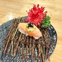 ซูชิแซลมอนเบิร์นซอสวาซาบิมาโย